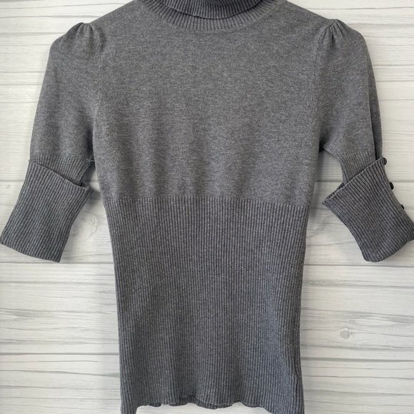 Gray Knit Turtleneck Short-Sleeve with Buttons. - Picture 4 of 4